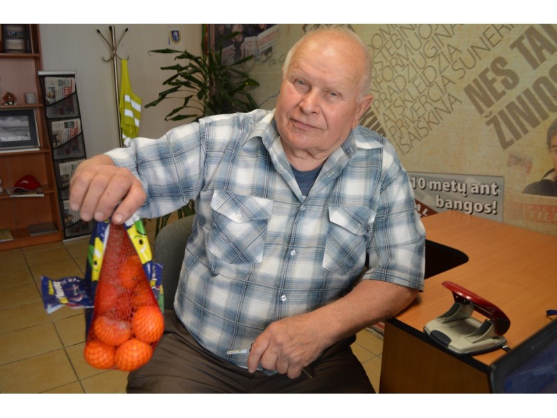 Palangiškis Jonas Jukna neapsidžiaugė, kai norėdamas pasimėgauti mandarinais, atrado maišelyje net pajuodusių.