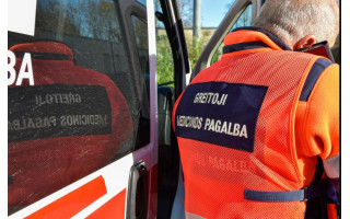 Palangoje motociklu važiavęs vyras įklimpo į smėlį ir nugriuvo – sužalota keleivė