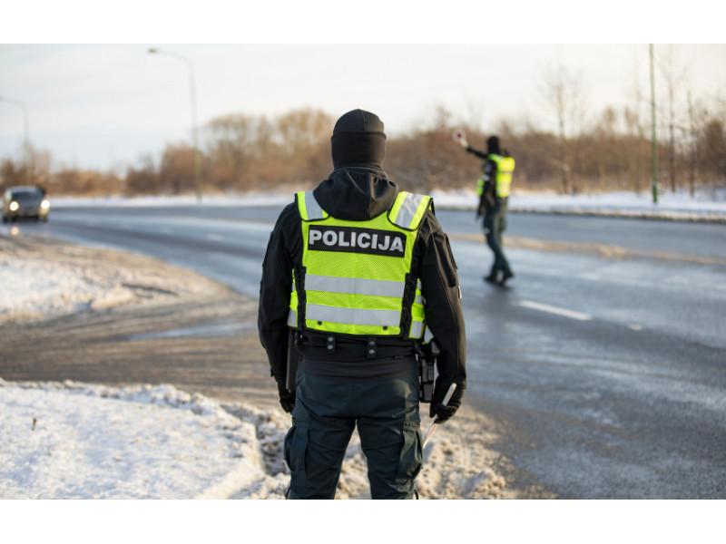 Klaipėdos apskrities kelių policijos priemonių rezultatai – 4 neblaivūs ir daugiau kaip 100 neleistinai mobiliaisiais įrenginiais besinaudojusių vairuotojų