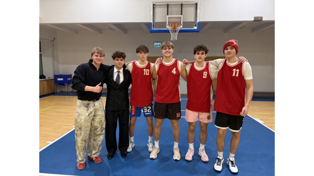 „Naktinis Kalėdinis krepšinis“ Palangos senojoje gimnazijoje – tradicija, vienijanti kartas (FOTO GALERIJA)