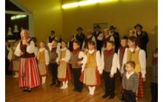 Jaunieji liaudies šokių šokėjai tėveliams dovanojo atvirą pamoką