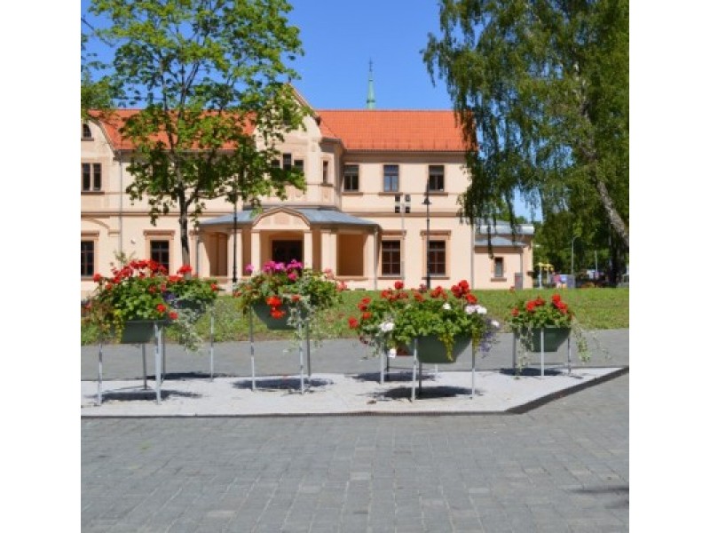 Atnaujintoje Grafų Tiškevičių alėjoje žydi gėlės ir želia neseniai pasodinta žolė.