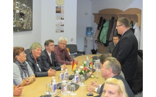 Kurorto meras Š.Vaitkus pasveikino miesto – partnerio delegaciją ir jos vadovę merę A.Kioster (sėdi antra iš kairės).