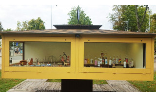 Miniatiūrų mini galerijoje Palangoje – paroda „Kurk etiketę daiktui, ne žmogui!“