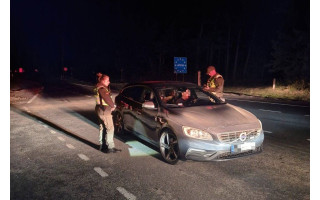 Palangos pasieniečiams įkliuvo keturis neteisėtus migrantus vežęs latvis 