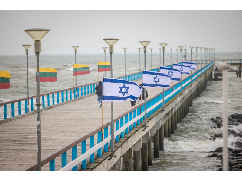 Palanga solidarizuojasi – ant Palangos tilto suplevėsavo Izraelio vėliavos