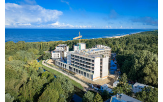 Palangoje statomas „Palanga Marriott Resort & Spa“ pasiekė aukščiausią tašką – iškeltas vainikas (FOTOGALERIJA)