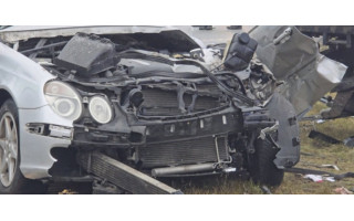 Vaizdai iš avarijos Palangos plente: „Mercedes“ rėžėsi į kelininkų automobilį, vairuotoją traukė ugniagesiai