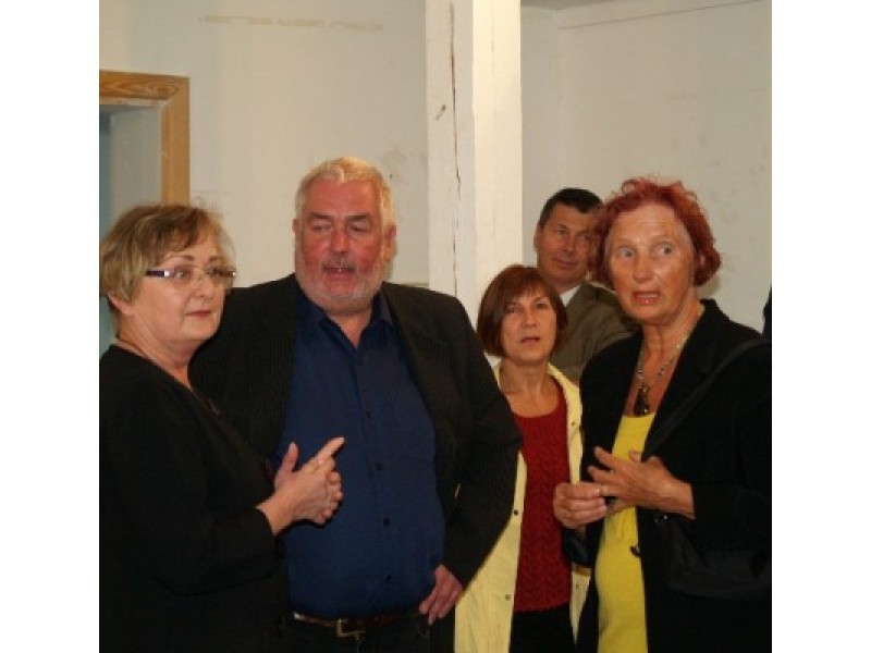 (iš kairės) L.B.Turauskaitė džiaugėsi galėdama pristatyti danų menininką H.Chr.Thomseną ir jo darbų parodą.  