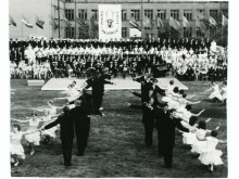 Vasaros atidarymo šventė mokyklos stadione. 1971. Fotografavo A. Tranyzas. Iš Emilijos Adiklienės archyvo Palangos viešojoje bibliotekoje