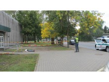 Kurį laiką mirusysis gulėjo ant pievelės šalia įėjimo į Registrų centro Klaipėdos filialo Palangos skyrių.