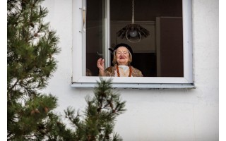 100-etė palangiškė Adelė Čižauskienė, mero Šarūno Vaitkaus pasveikinta iš statybinio keltuvo pro langą: „Jis – gražus vyras, panašus į mano anūkės lakūną vyrą. Mero neišsigandau, nes nesu jam nieko bloga padariusi“