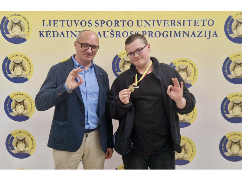 Mokytojas Nerijus Vaišvilas ir olimpiados nugalėtojas Tomas Jakubauskas. Asmeninio archyvo nuotr.