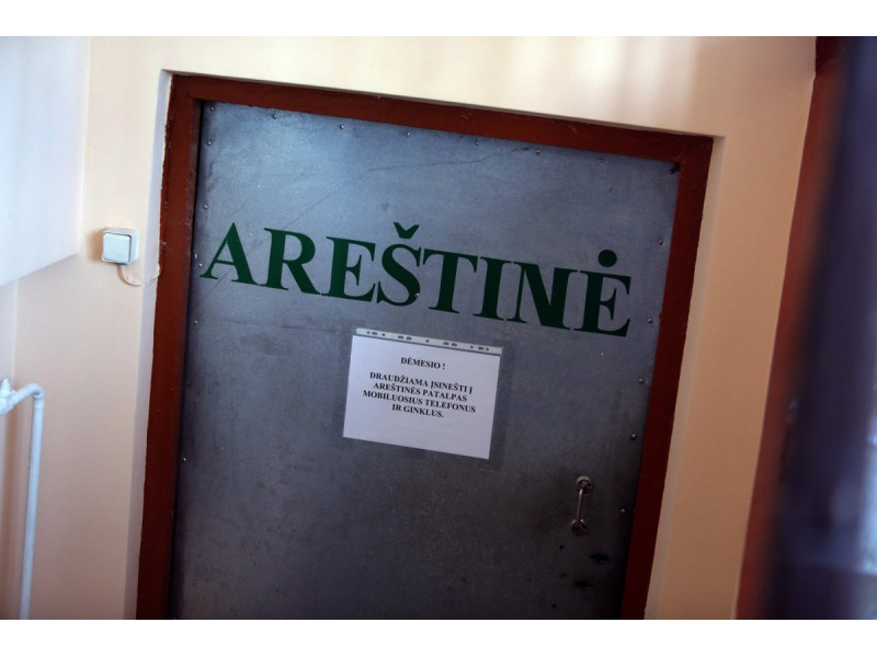 Naktinis merginų kofliktas Palangoje: kibo į plaukus, sudaužė akinius ir atsidūrė areštinėje