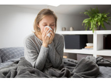 Dažniausiai koronaviruso infekcija pasireiškia karščiavimu, kosuliu, pasunkėjusiu kvėpavimu ar dusuliu, nuovargiu, raumenų skausmais, skonio ar kvapo praradimu, gerklės skausmu, sloga, pykinimu, vėmimu ar viduriavimu. Nuotr. iš freepik.com