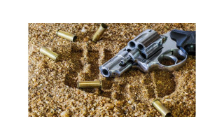 Palangoje vyras grasino merginai: iš užpuoliko paimtas revolveris su šoviniais