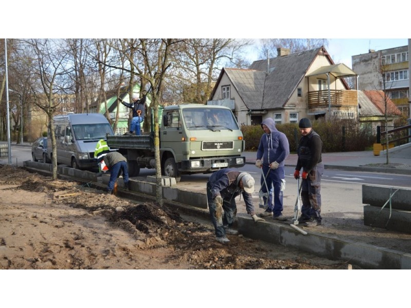 Tvarkomi Medžiotojų ir Vytauto gatvių šaligatviai