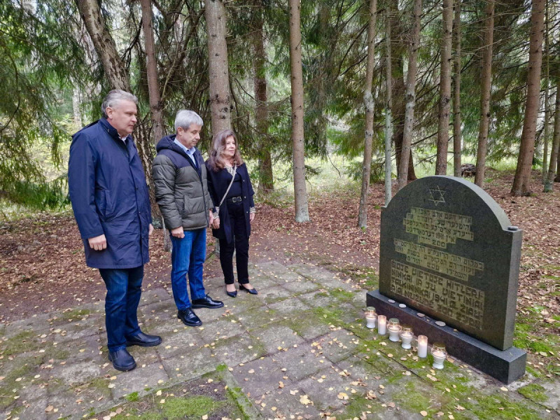 Iš kairės Palangos m. sav. Kultūros skyriaus vedėjas Robertas Trautmanas, Palangos žydų bendruomenės pirmininkas Vilius Gutmanas ir jo sesuo Aurelija Šidlauskienė