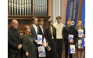Gimnazistai Robertas Brasaitė ir Domantas Vaitkus meninio skaitymo ir dainuojamosios poezijos konkurse apdovanoti specialiaisiais prizais