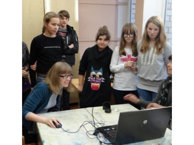 Kūrybiniuose užsiėmimuose dalyvavę S.Vainiūno meno mokyklos dailės skyriaus mokiniai kūrė eksperimentinį tekstilinį video filmuką.