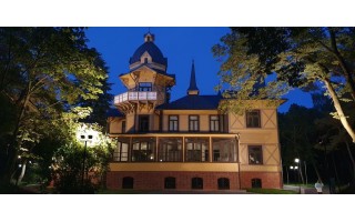 Vila "Anapilis", Kurhauzo "brolis", vilioja ir dieną, ir naktį