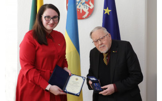 Vytautui Landsbergiui įteiktas apdovanojimas „Už nuopelnus teisingumui“