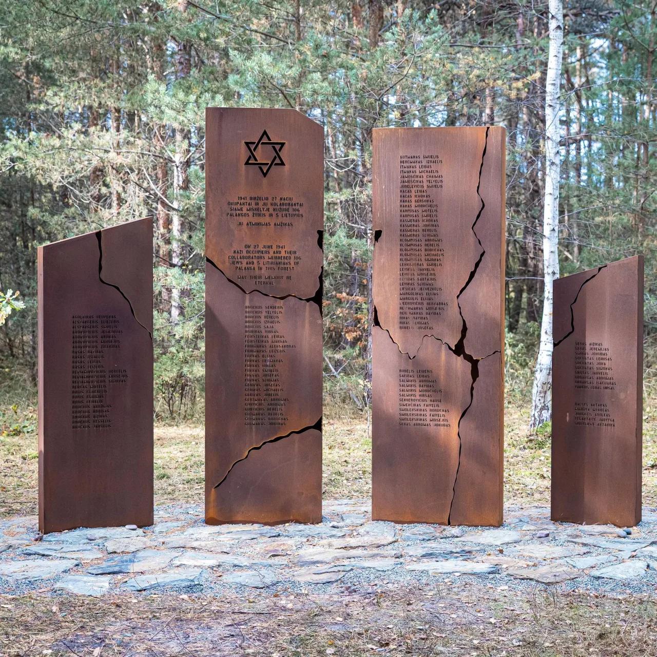 Palangoje atidengtas memorialas Holokausto aukoms atminti: „Šios vietos tyloje slypi šauksmas tų, kurių balsai buvo nutildyti“ (FOTOGALERIJA)