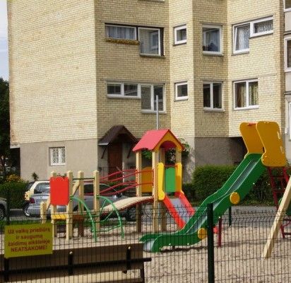 Daugiabučių kiemuose – modernios vaikų žaidimo aikštelės