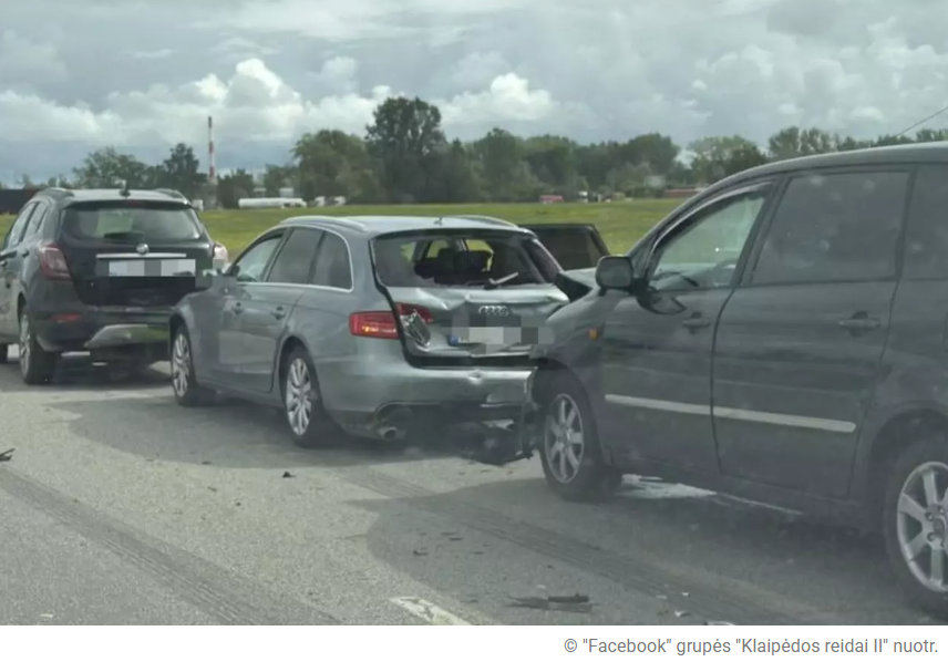 Palangos plente susidūrė trys automobiliai: sužalojimų išvengti nepavyko