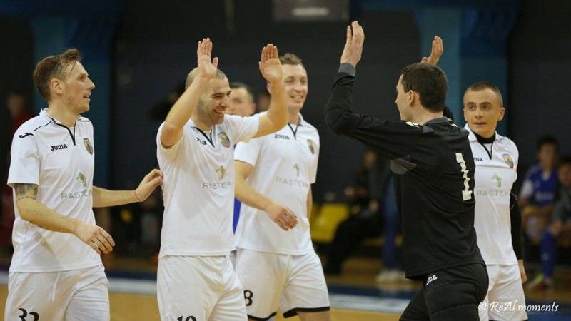 „Irenitos“ futbolininkai džiaugiasi sėkmingu debiutu.