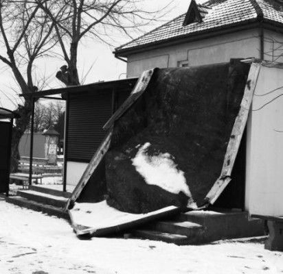 Uraganas „Felksas“ nulupo Šventosios autobusų stoties paviljono stogą.
