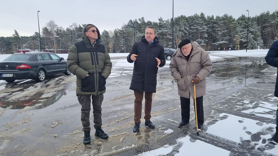 Vytautas Landsbergis sulaukė neįprastos ekskursijos – į Šventąją, su gidu – Palangos meru