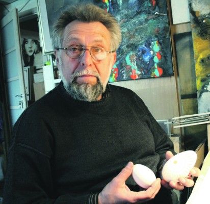 Kiaušinius raižantį palangiškį V. Kusą nustebino rekordinio žąsies kiaušinio dydis palyginti jį su įprastu žąsų kiaušiniu.