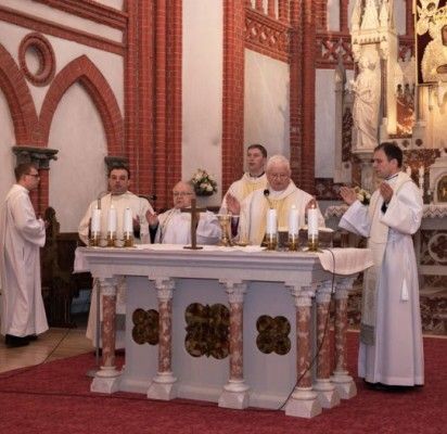 Palangos bažnyčioje konsekruotas naujas altorius