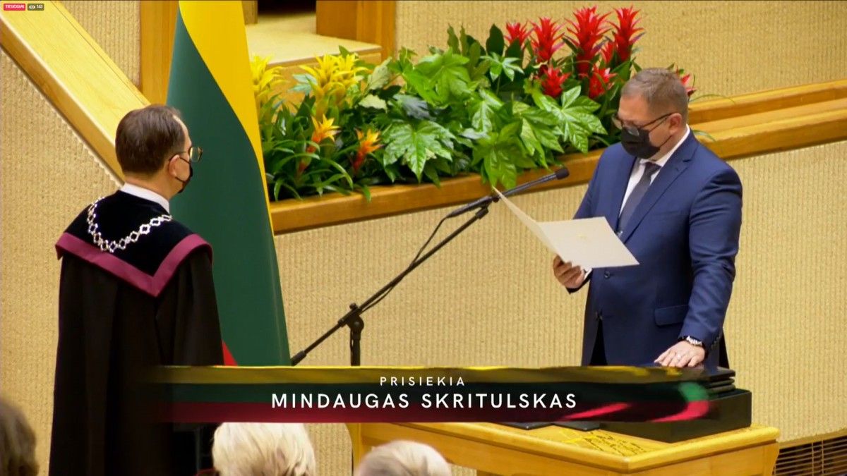 Seimo nariui Mindaugui Skritulskui su "profesionaliu gėjumi" Tomu Raskevičiumi teko keliais žodžiais „persimesti“, o su Petru Gražuliu tik pasisveikinti prasilenkiant