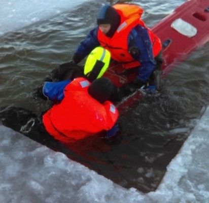 Ugniagesiai gelbėtojai tobulino įgūdžius vykdant gelbėjimo darbus ant ledo