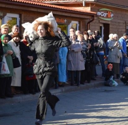Turgaus šventėje bėgo su bulvių maišu, laikė kalakutą ir graužė obuolius