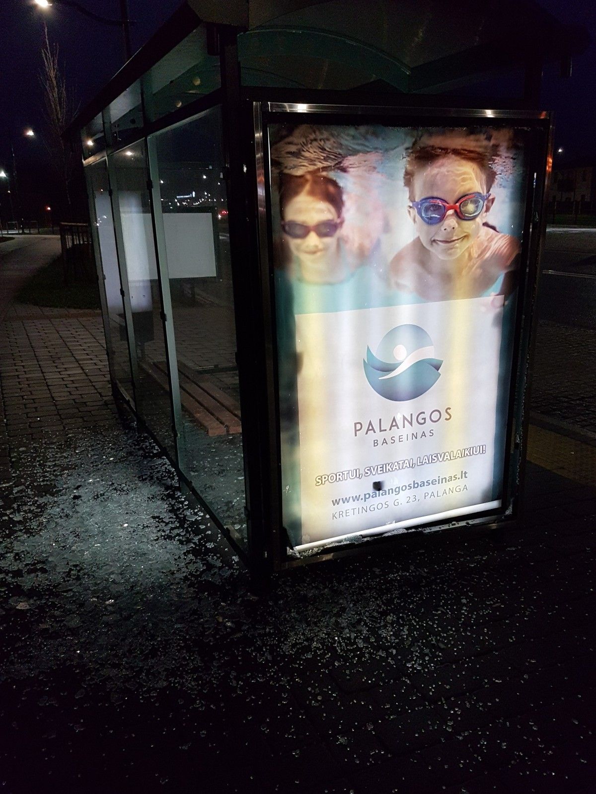 Nusiaubė reklaminį stendą