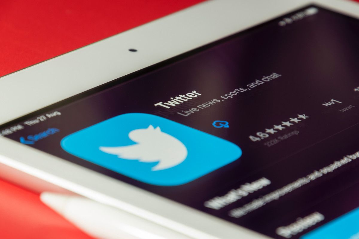 Elonas Muskas nusipirko „Twitter“ ir iškart atleido jo vadovą: kokių pokyčių tikėtis?