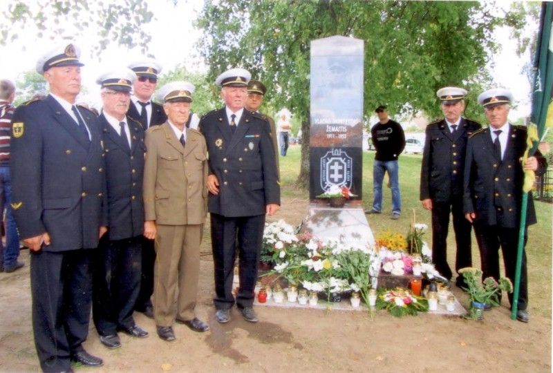 Palangiškiai šauliai prie paminklo V. Montvydui – Žemaičiui.