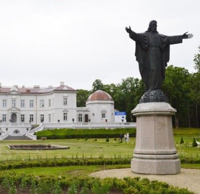 Atnaujinti Tiškevičių rūmų fasadai nušvito pirmapradžiu grožiu