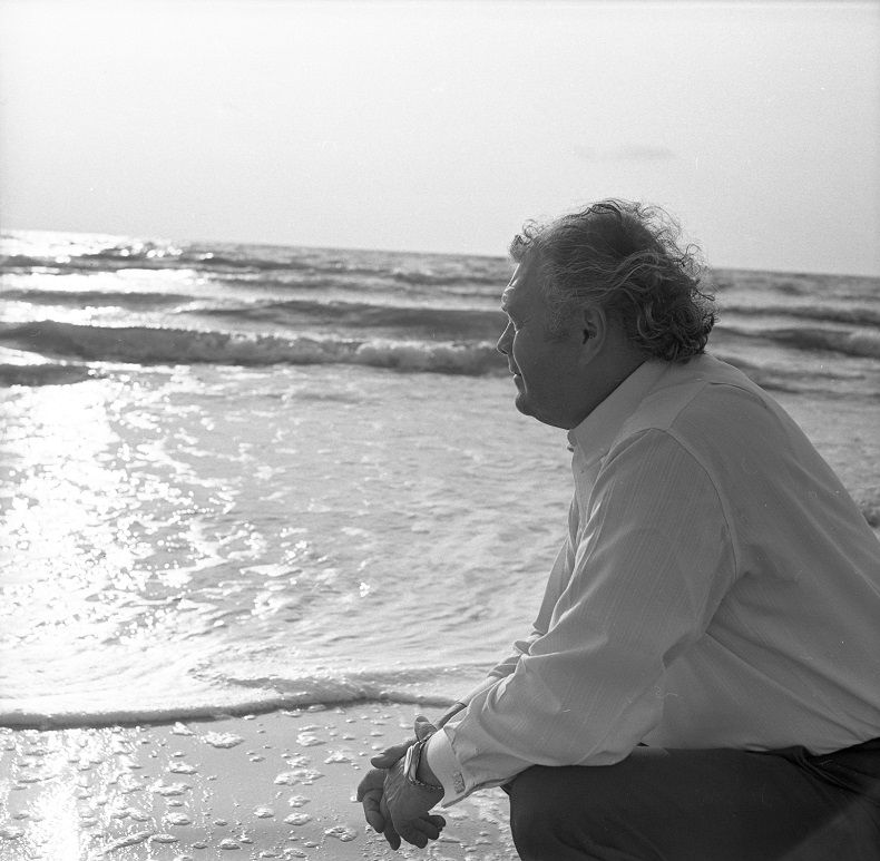 Eduardas Balsys Palangoje prie jūros. 1979. Algirdo Tarvydo fotografija