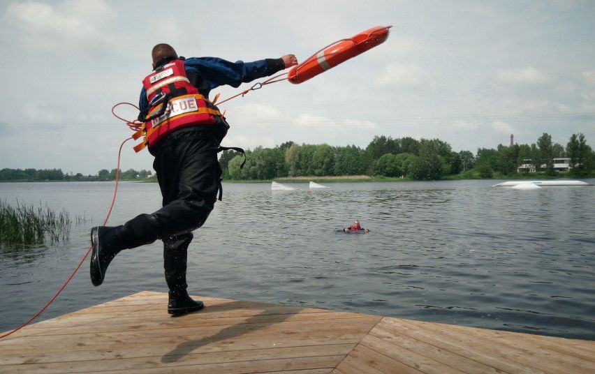 Palangos ugniagesiai įspėja: būkite atsargūs prie vandens