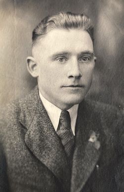 K. Kontrimas šią savo nuotrauką, skirtą jų bendro darbo Kretingos vartotojų bendrovėje prisiminimui, 1942 m. balandžio 4 dieną savo ranka užrašė Akvelinai Šikšniauskaitei-Pliuškienei.