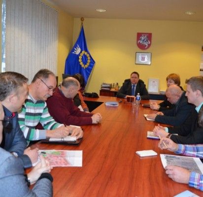 Imsis drausminti medinių „kurhauziukų“ Šventojoje šeimininkus
