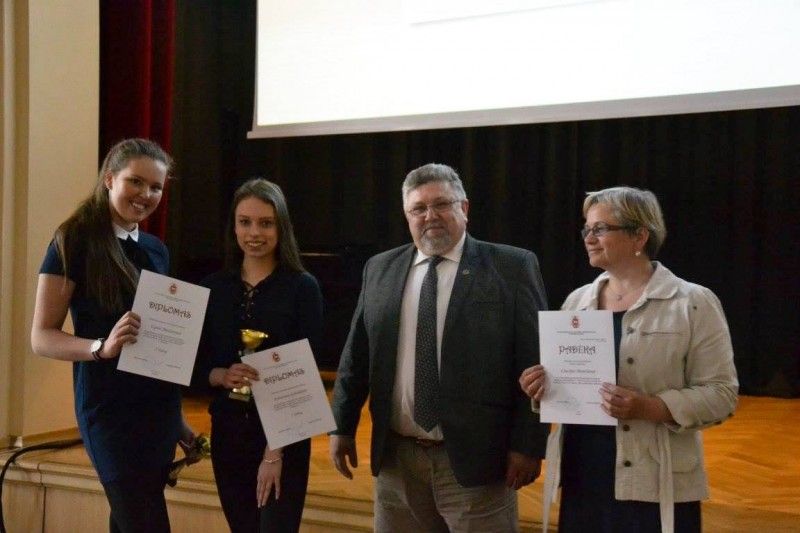 Nominantų apdovanojimo akimirka.