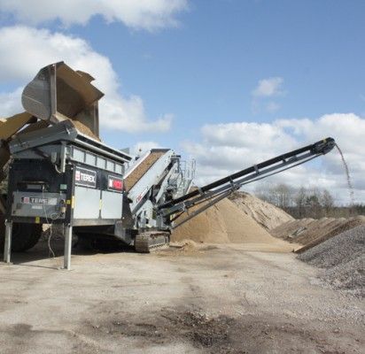 Iš 4-6 metrų gylio vandens apsemtų vietų ekskavatoriais iškastas žvyras pilamas į sijotuvą.