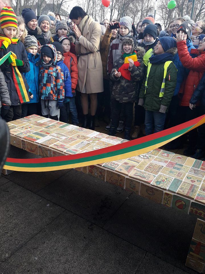 Nepriklausomybės aikštėje atidengtas Palangos moksleivių kurtas monolitinis suoliukas iš 100 keraminių plytelių.
