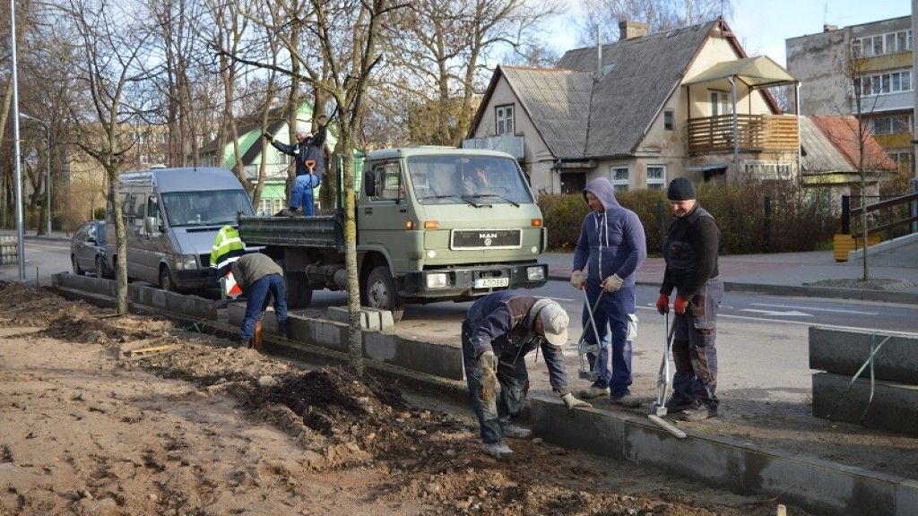 Tvarkomi Medžiotojų ir Vytauto gatvių šaligatviai