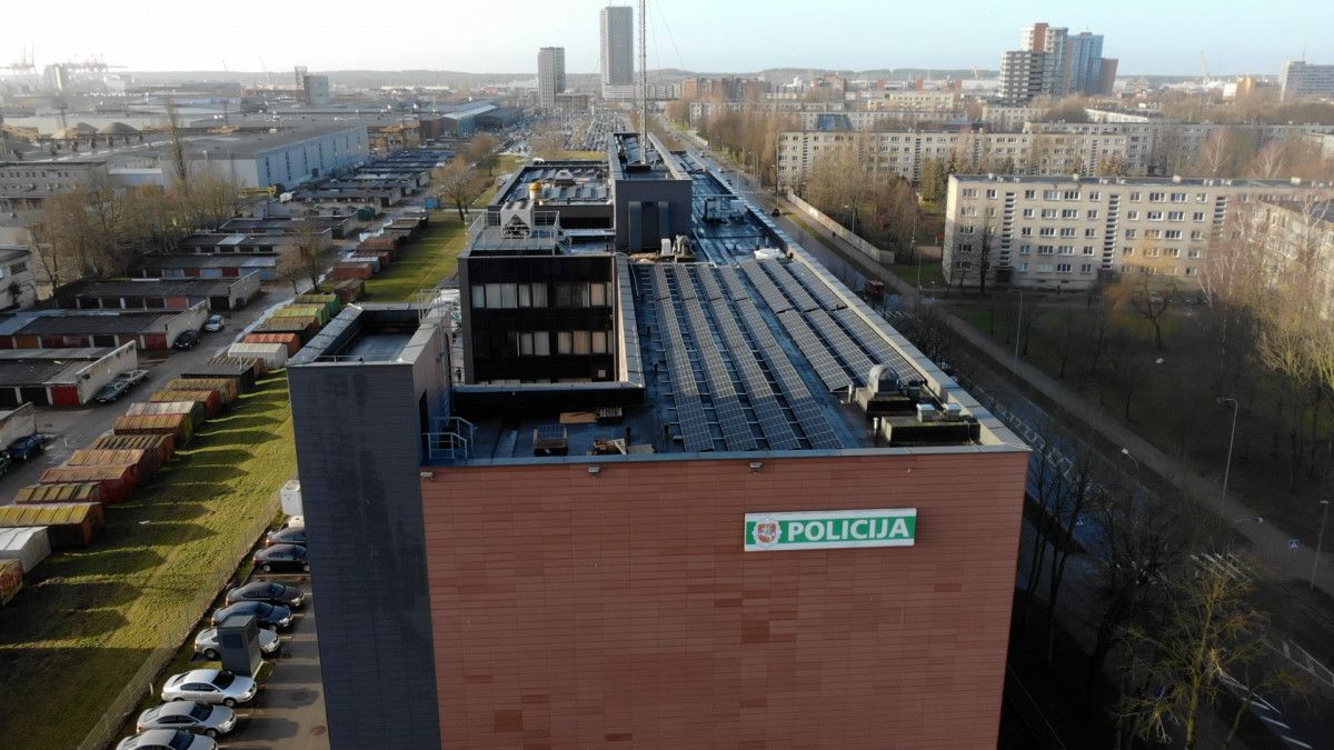 Ant Klaipėdos apskrities VPK stogo įrengta saulės elektrinė padės mažinti išlaidas elektros energijai